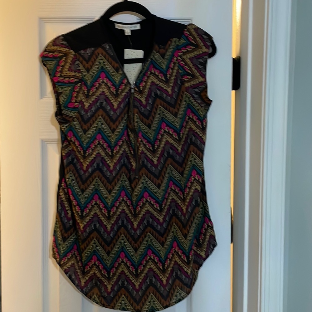 Daniel Rainn Cap sleeve top with front zipper